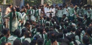 Koderma News: 3 हजार छात्रों के लिए सिर्फ 10 शिक्षक, सतगावां में पढ़ाई की मांग को लेकर सड़क पर उतरे विद्यार्थी