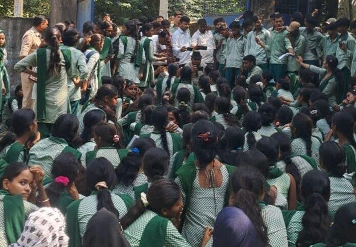 Koderma News: 3 हजार छात्रों के लिए सिर्फ 10 शिक्षक, सतगावां में पढ़ाई की मांग को लेकर सड़क पर उतरे विद्यार्थी