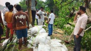 Saran Flood Relief 2026: सारण में बाढ़ से मचा संकट, राहत-बचाव अभियान तेज; कनकपुर में बांटी गईं प्लास्टिक शीट | 22Scope News Saran Flood Relief 2026 3