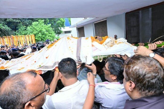 अंतिम यात्रा में भावुक हुए हेमंत सोरेन