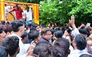 अंतिम यात्रा में भावुक हुए हेमंत सोरेन 1