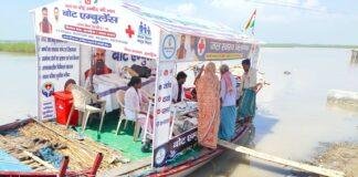 Khagaria Floating Clinic: चारों तरफ पानी, फिर भी इलाज जारी; खगड़िया में फ्लोटिंग क्लिनिक बना सहारा