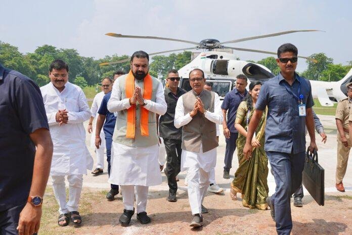 Bihar Flood Survey: सम्राट चौधरी और शिवराज सिंह चौहान ने किया हवाई सर्वेक्षण, बाढ़ प्रभावित गांवों में नाव-ट्रैक्टर से पहुंचे