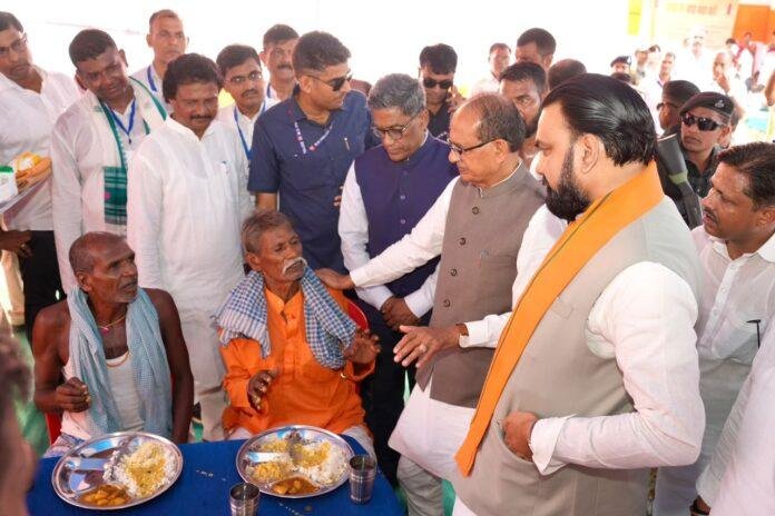 Bihar Flood Munger Bhagalpur: सम्राट चौधरी और शिवराज सिंह चौहान ने मुंगेर-भागलपुर में किया हवाई सर्वे, राहत शिविरों का लिया जायजा