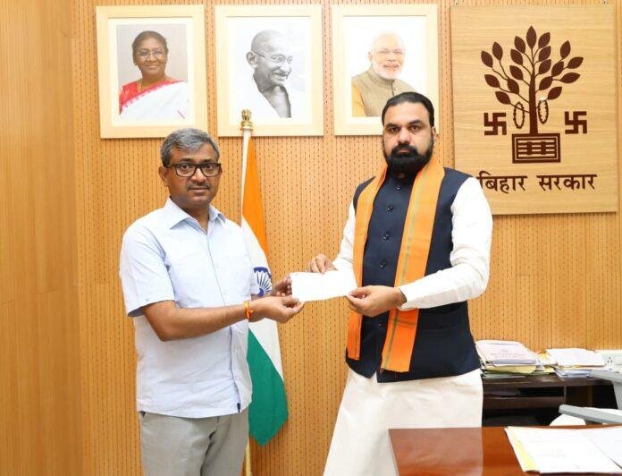 Samrat Choudhary Salary Donation: मुख्यमंत्री सम्राट चौधरी ने राहत कोष में दिया एक माह का वेतन, जानिए कितनी है राशि