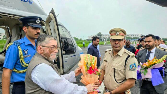 Dhanbad Governor Visit: राज्यपाल संतोष कुमार गंगवार पहुंचे धनबाद, IIT-ISM दौरे से पहले सुरक्षा कड़ी Dhanbad Governor Visit: राज्यपाल संतोष कुमार गंगवार पहुंचे धनबाद, IIT-ISM दौरे से पहले सुरक्षा कड़ी