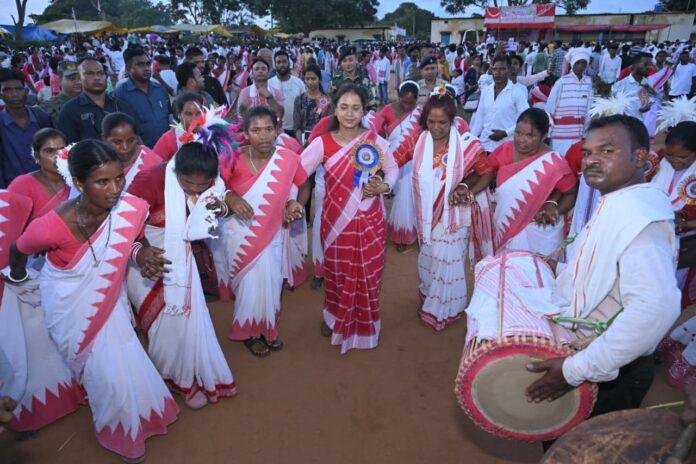 Chanho Karam Festival: चान्हो में करम पूर्व संध्या पर मंत्री शिल्पी नेहा तिर्की ने दिया संस्कृति और प्रकृति से जुड़ने का संदेश
