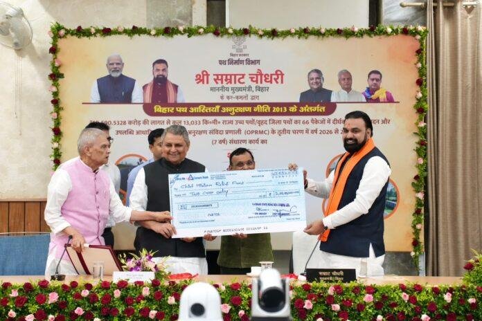 Bihar Flood Relief Fund: बाढ़ प्रभावितों की मदद के लिए 4.5 करोड़ का योगदान, जानिए किन दो निगमों ने सौंपे चेक