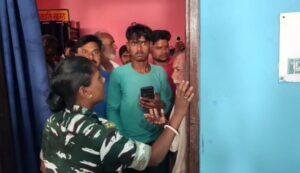 Sarath Circle Office: सारठ अंचल कार्यालय में क्यों भड़के ग्रामीण? जाति-आवासीय प्रमाण पत्र के लिए पैसे लेने का आरोप