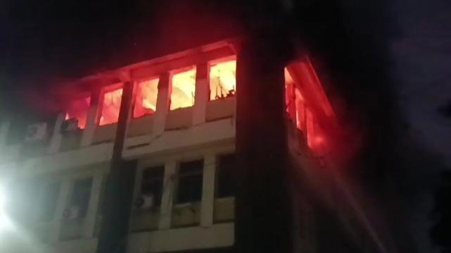Jamshedpur LIC Building Fire: बिष्टुपुर में चौथी मंजिल पर भीषण आग, कंप्यूटर-दस्तावेज जलकर राख