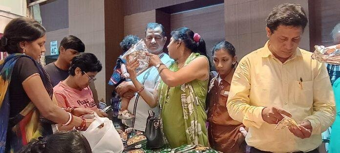 Bihar Saras Mela: 7 दिनों में ढाई करोड़ का कारोबार, रीता देवी ने अकेले बेचे 1 लाख के कपड़े