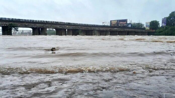 Jamshedpur Flood Alert: स्वर्णरेखा-खरकई डेंजर लेवल से ऊपर, 500 से ज्यादा घरों में घुसा पानी