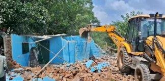 Ranchi Encroachment Drive: अतिक्रमण हटाने पहुंचा प्रशासन तो भड़का विरोध, पत्थरबाजी में राहगीर घायल