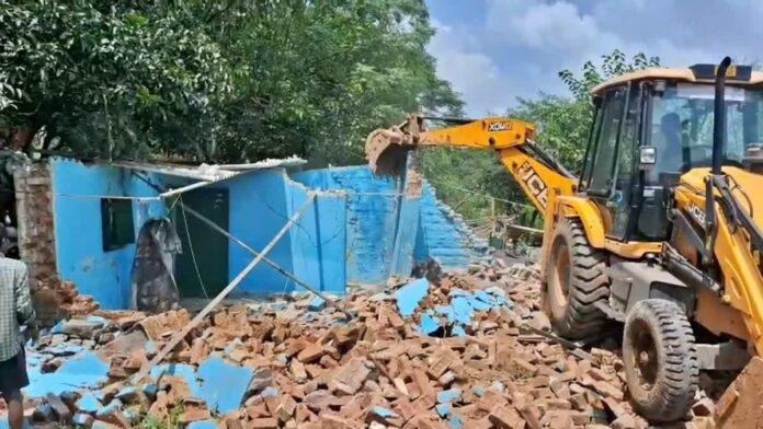 Ranchi Encroachment Drive: अतिक्रमण हटाने पहुंचा प्रशासन तो भड़का विरोध, पत्थरबाजी में राहगीर घायल