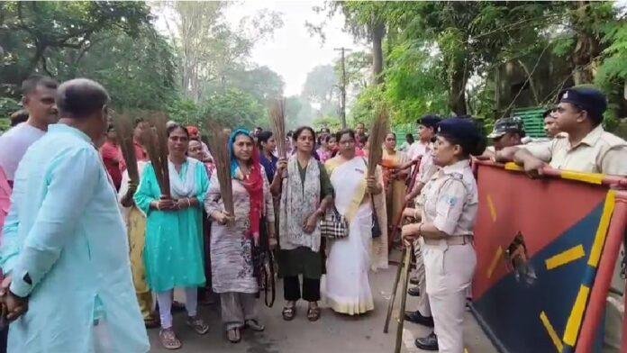 BSL ED Residence Protest: ‘किसी कीमत पर आवास नहीं छोड़ेंगे’, BSL के खिलाफ पूर्व कर्मचारियों ने खोला मोर्चा