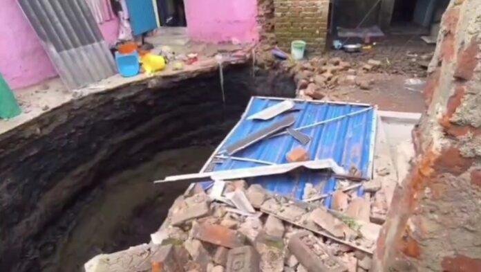 Loyabad Land Subsidence: लोयाबाद में तेज आवाज के साथ भू-धंसान, चार घर चपेट में; दो परिवार जमीन में धंसे