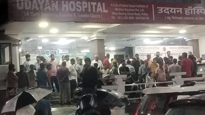Patna Crime News: पटना में अपराधियों का तांडव, अपार्टमेंट के नीचे बैठे पार्षद पति पर ताबड़तोड़ फायरिंग Patna Crime News: पटना में अपराधियों का तांडव, अपार्टमेंट के नीचे बैठे पार्षद पति पर ताबड़तोड़ फायरिंग