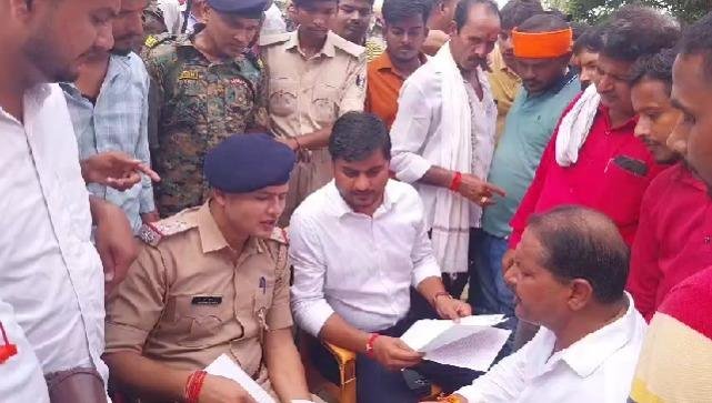 Gopalganj Hanuman Mandir: कथित वायरल वीडियो को लेकर बेलबनवा मंदिर में हंगामा, प्रशासन ने संभाली व्यवस्था Gopalganj Hanuman Mandir: कथित वायरल वीडियो को लेकर बेलबनवा मंदिर में हंगामा, प्रशासन ने संभाली व्यवस्था