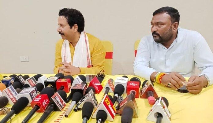 Giridih Road Show: नवरात्रि के दूसरे दिन मनोज तिवारी और सौंदर्य शर्मा का रोड शो, उपचुनाव के बीच गरमाई सियासत