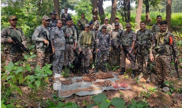 Parasnath News: पारसनाथ के जंगल में नक्सलियों की बड़ी साजिश नाकाम, केन बम और 38 ग्रेनेड शेल बरामद