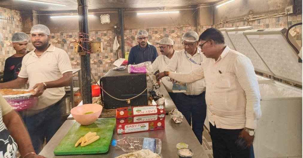 Patna Food Safety Raid: पटना के होटलों और रेस्टोरेंट में छापेमारी, ₹2,774 का खाना जब्त, एक फ्रिज में मिले वेज-नॉनवेज