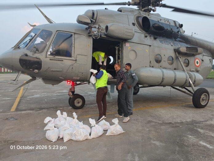 Panapur Flood Relief: सारण के पानापुर में हेलीकॉप्टर से राशन एयर ड्रॉप, अतिरिक्त पैकेट के लिए भी व्यवस्था