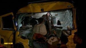 Khelari Hyva Road Accident: खलारी में भीषण हाइवा हादसा, अज्ञात वाहन से टक्कर के बाद चालक-खलासी घायल | 22Scope News Khelari Hyva Road Accident 2