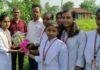 Giridih Tree Plantation: गिरिडीह में विद्यार्थियों संग नगर आयुक्त ने लगाए सैकड़ों फलदार पौधे, पर्यावरण संरक्षण का संदेश