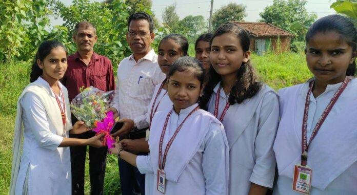 Giridih Tree Plantation: गिरिडीह में विद्यार्थियों संग नगर आयुक्त ने लगाए सैकड़ों फलदार पौधे, पर्यावरण संरक्षण का संदेश