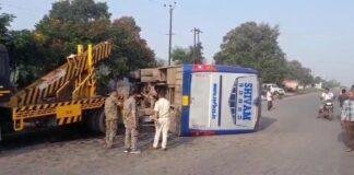 Jamshedpur Bus Accident: कोलकाता से रांची जा रही बस NH-33 पर पलटी, घंटों प्रभावित रहा यातायात Jamshedpur Bus Accident 2