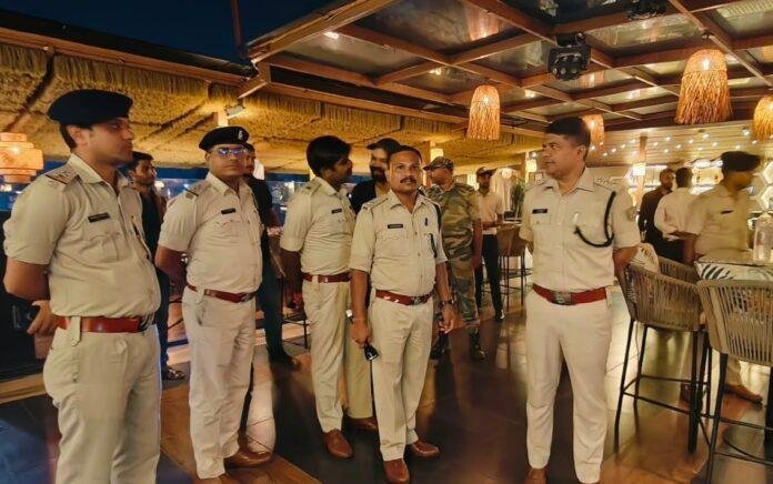 Ranchi Bar Raid: रांची के 10 से ज्यादा बारों में देर रात छापेमारी, पुलिस की अचानक कार्रवाई से मचा हड़कंप