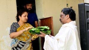 Hemant Soren: मां रूपी सोरेन की स्मृति में हेमंत सोरेन ने निभाई पारंपरिक रस्म, नेमरा में हुआ कार्यक्रम